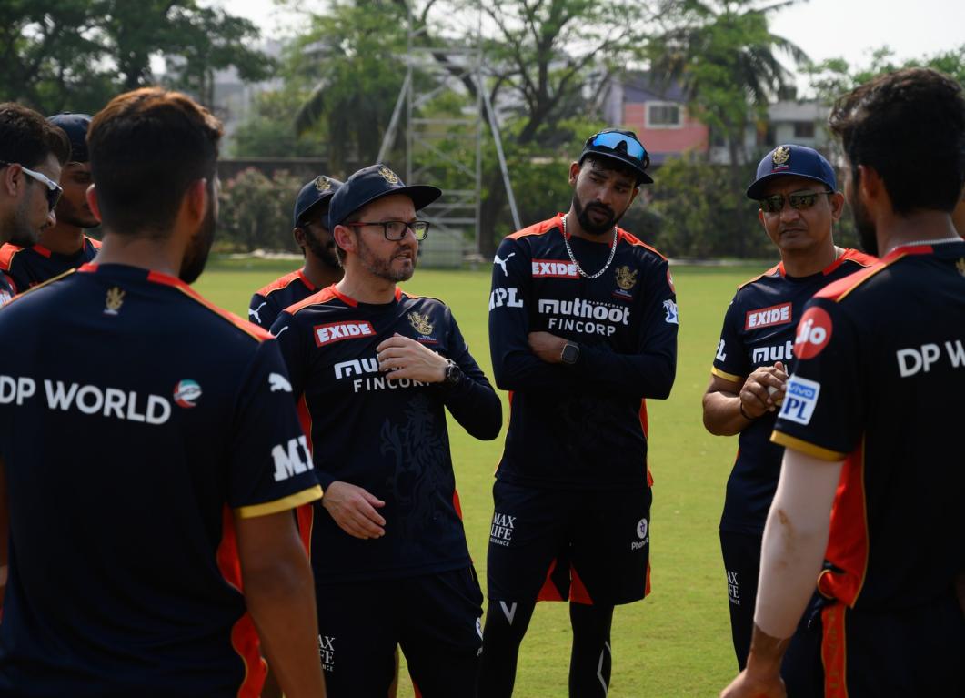 Glenn Maxwell is a fantastic player, who fits out in the middle order: Mike Hesson Glenn Maxwell is a fantastic player, who fits out in the middle order: Mike Hesson