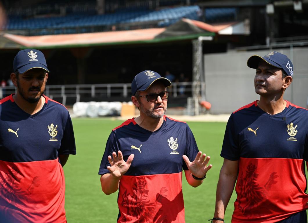 RCB Bold Diaries: Mike Hesson and Sanjay Bangar address RCB’s huddle in the first practice session ahead of IPL 2023