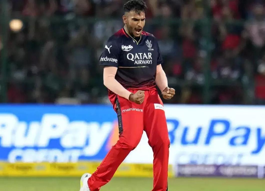 Vyshak Vijaykumar bags the Player of the Match award for his game-changing spell against Mangalore Dragons in Maharaja Trophy T20 Vyshak Vijaykumar bags the Player of the Match award for his game-changing spell against Mangalore Dragons in Maharaja Trophy T20