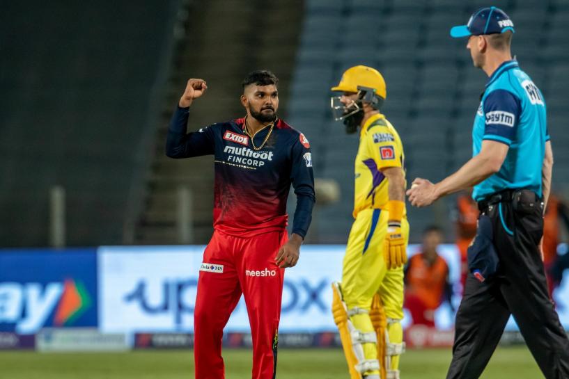 How good have RCB's bowlers been during the middle overs?